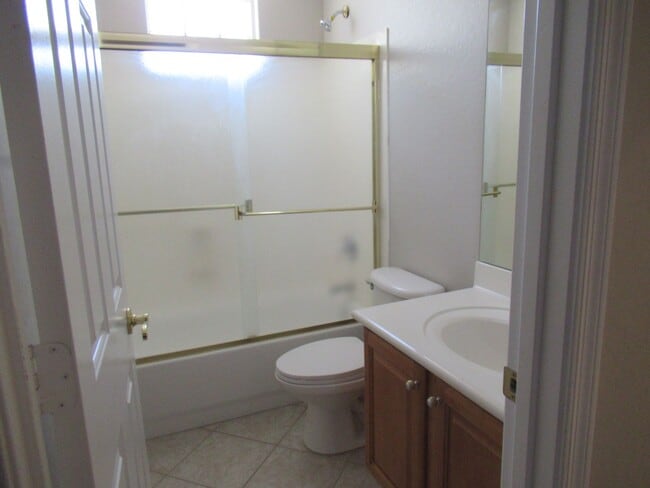 Building Photo - Nice 2 Bedroom Plus Bonus Room / 2 Bath Home in Chandler Gated Community!