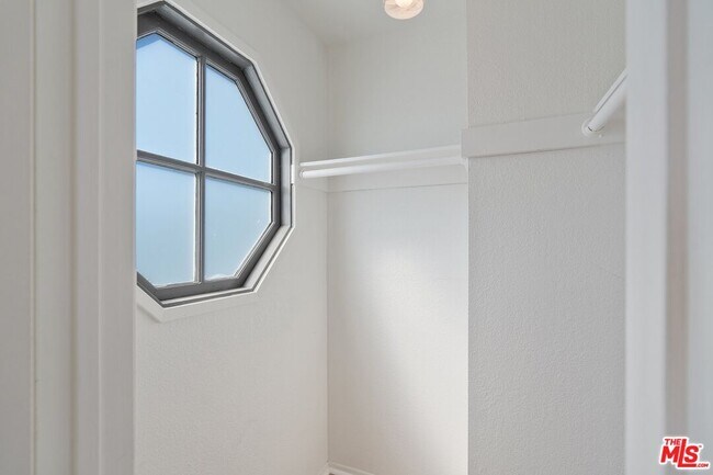 Building Photo - 1750 N Harvard Blvd