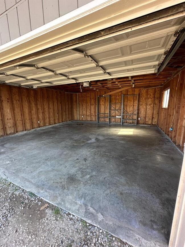 Building Photo - 3083 E Rose Ave