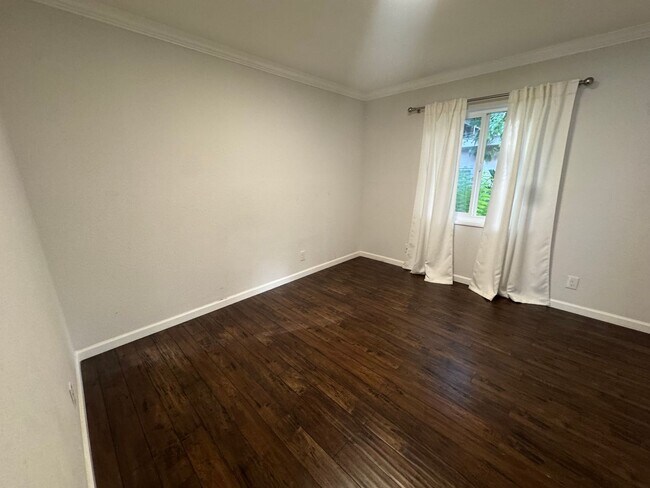 Building Photo - EBN T 1256