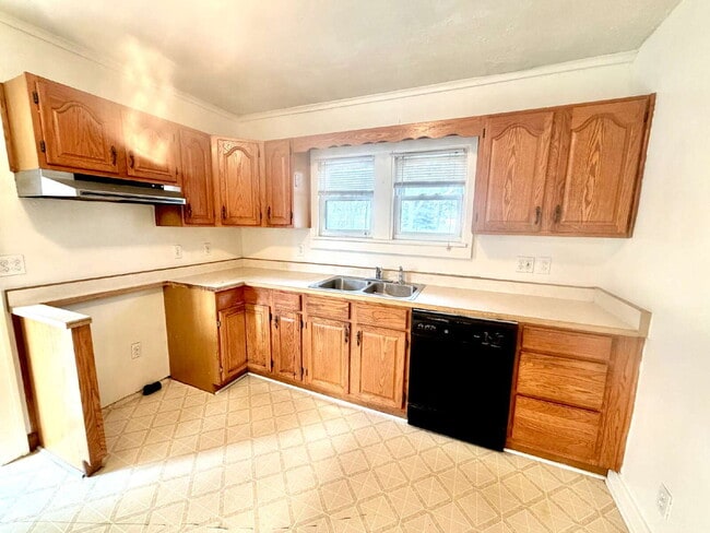 Building Photo - 3 Bedroom with a bonus room, 1 Bath Available!