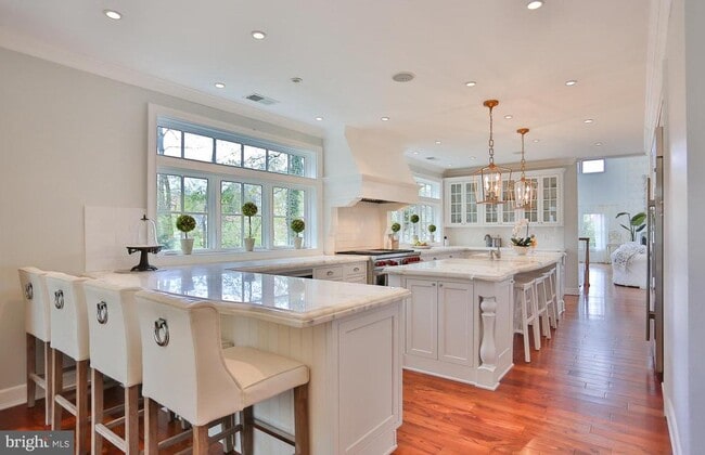 Building Photo - 6329 Linway Terrace