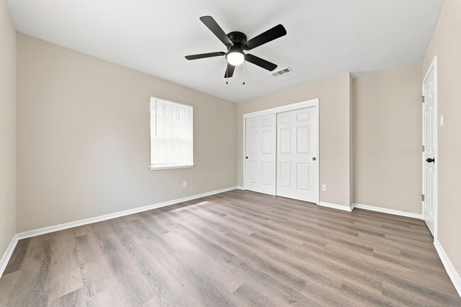 Building Photo - 5806 Clarewood Dr