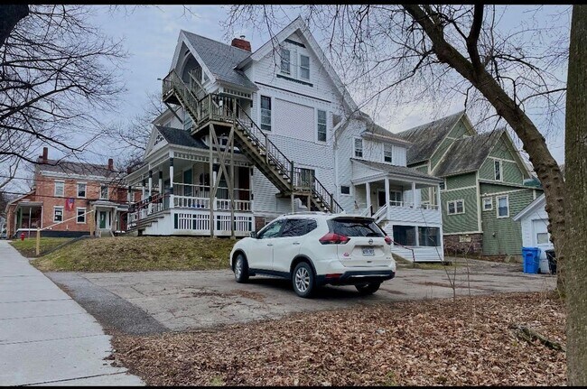 Building Photo - 203 Maple St