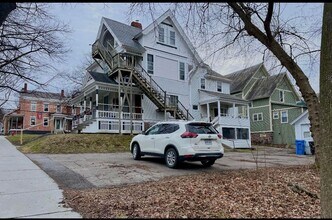 Building Photo - 203 Maple St