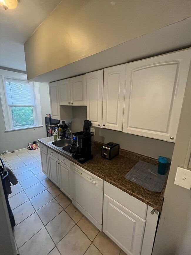 Building Photo - Five Bedroom Available for 26-27 School Year!