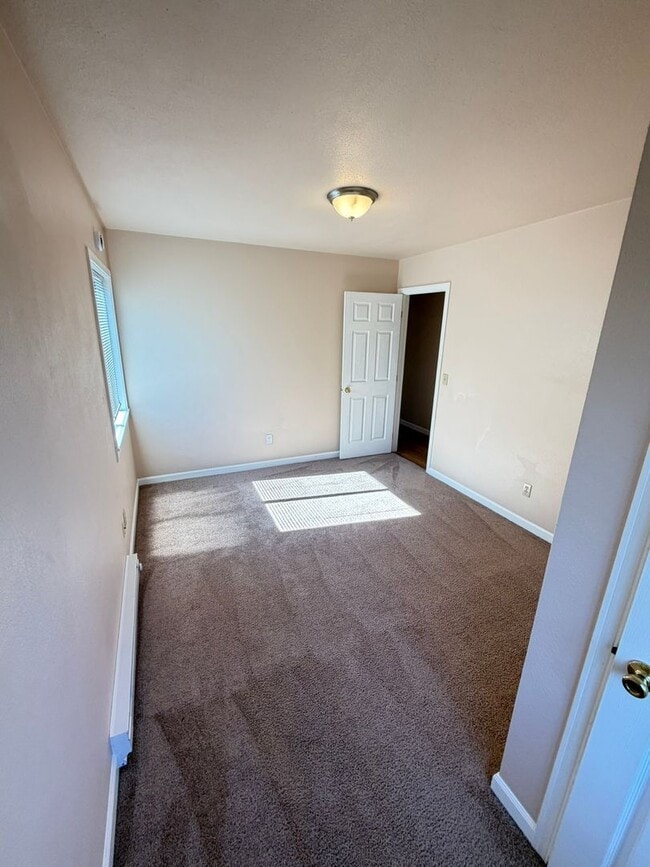 Building Photo - Newly Updated 2 Bedroom!