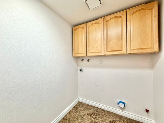 Building Photo - Open-Concept 3 Bedroom 2.5 Bathroom Home with Soaring Ceilings & Spacious Backyard