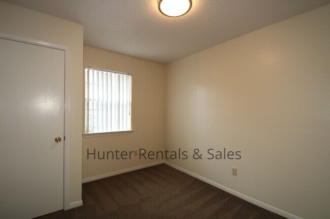 Building Photo - Move South!