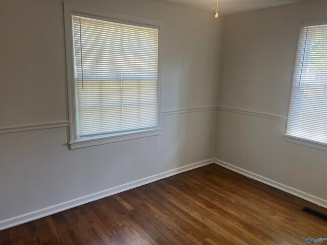 Building Photo - 807 Fairway Dr NW