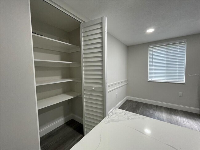 Building Photo - 211 Pine Ct