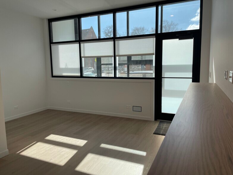 Building Photo - 934 W Diversey Pky