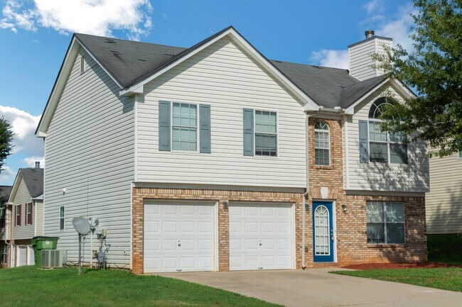 Building Photo - Impressive 4 bed, 2.5 bath Home.