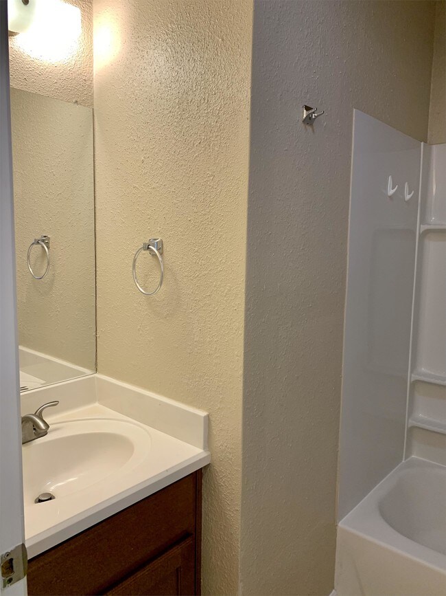 Building Photo - 1612 Mossglenn Cir