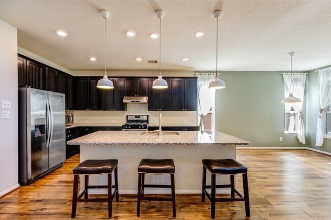 Building Photo - 5918 Rivergrove Bend Dr