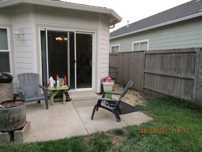 Building Photo - Desirable area of Central Point - Single S...