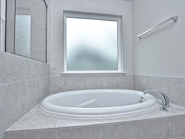 Building Photo - 4 BR / 2 BA - 1813 SF One-Story Home - Lago Vista!