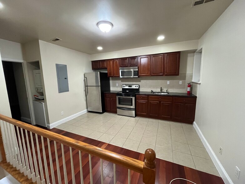 Kit/Liv - 2135 S 5th St