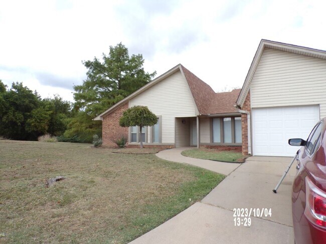 Building Photo - Large bedrooms, located on West side of town