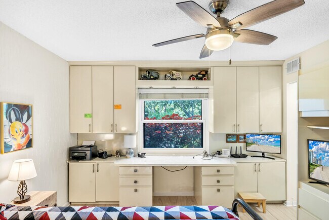 Building Photo - 9285 Vista del Lago