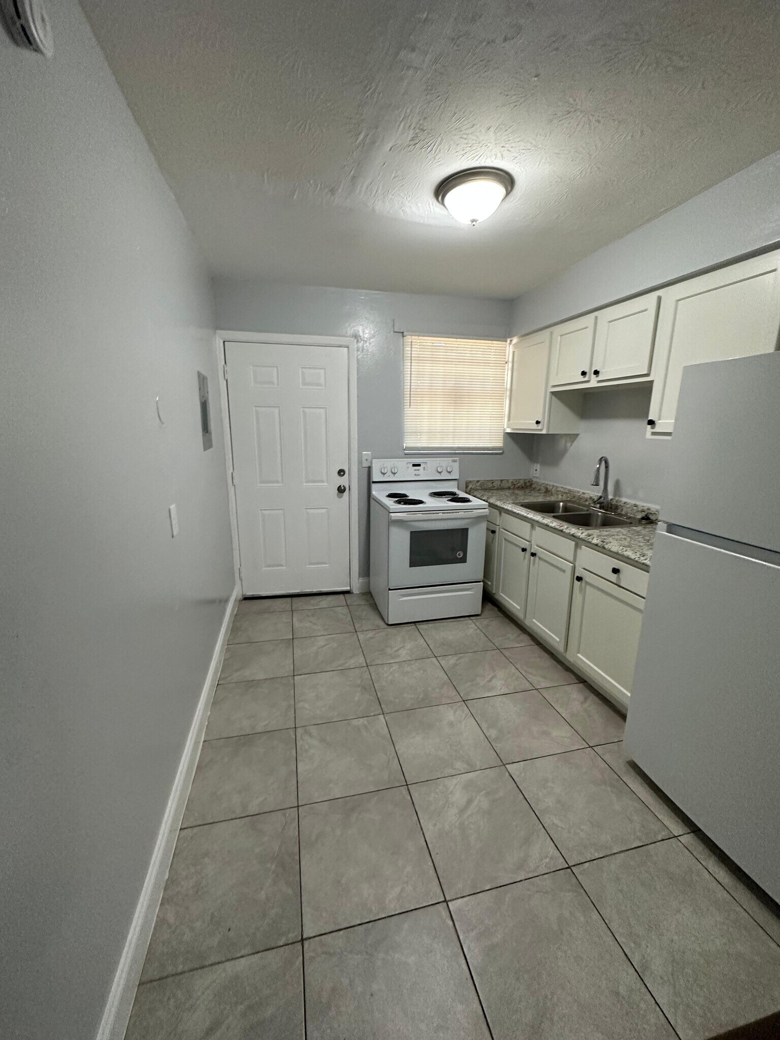 Building Photo - 1625 W 26th St