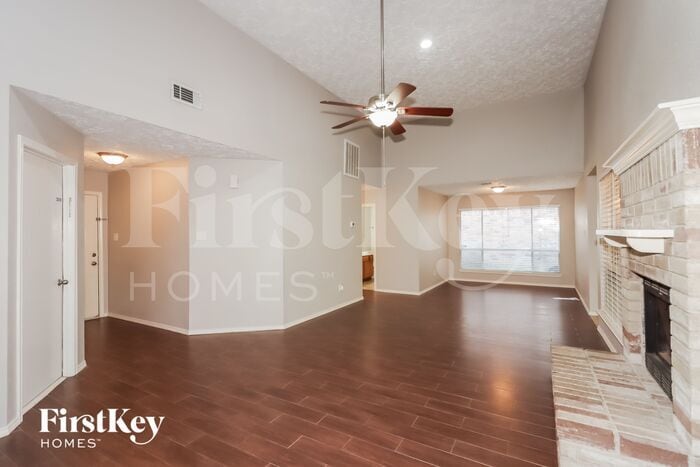 Building Photo - 2011 Woodhue Dr