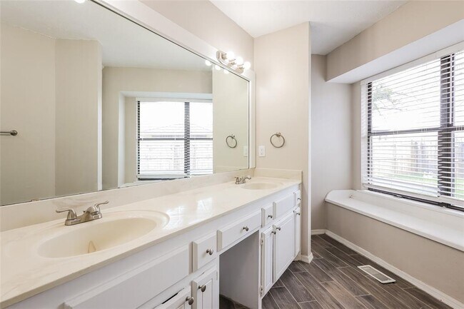 Building Photo - 11225 Cimarron Dr