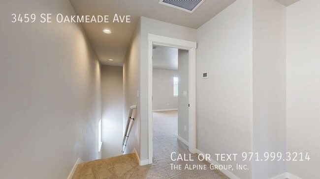Building Photo - 3459 SE Oakmeade Ave