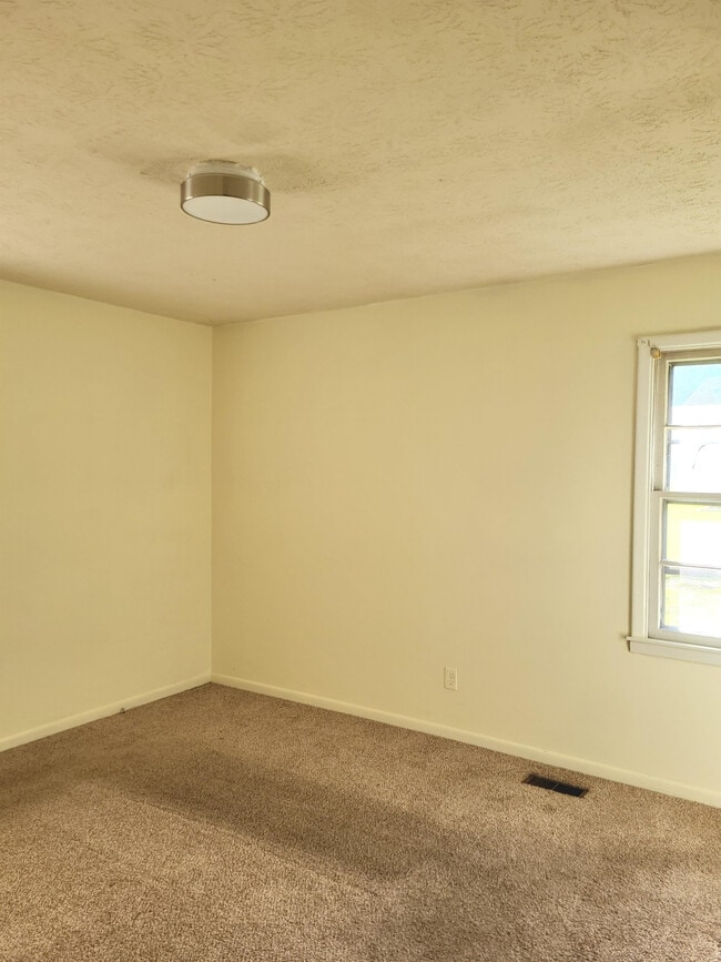 Building Photo - 6811 Radial Dr