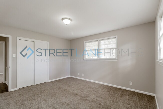 Building Photo - REDUCED!