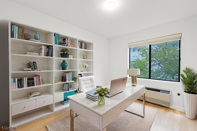 Building Photo - 850 Main St