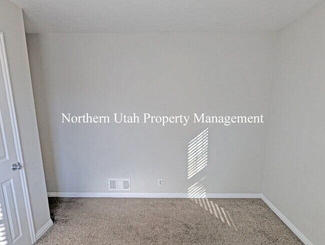 Building Photo - Upper Unit - 2 Bed 1 Bath