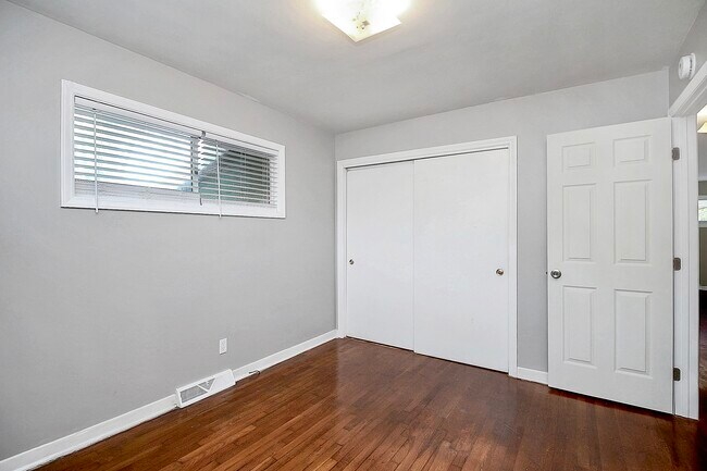 Building Photo - 2244 English Dr