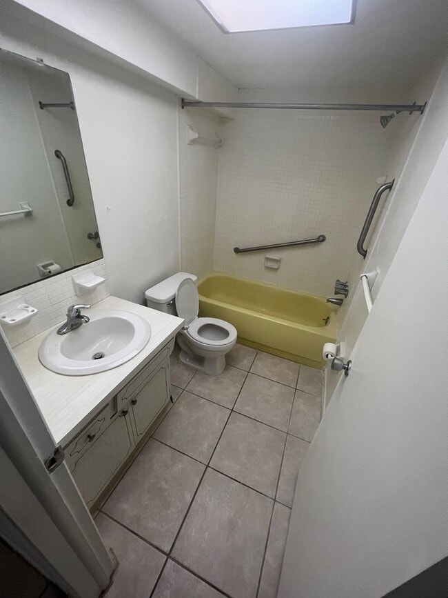 Building Photo - Cute Condo in Greenbriar