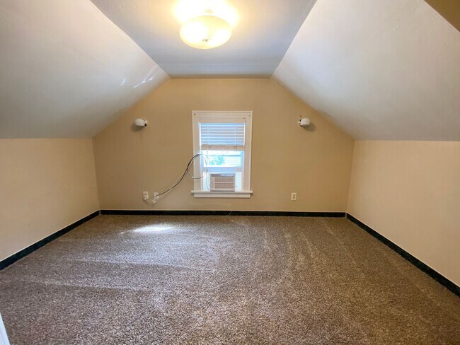 Building Photo - 4 Bedroom Near NDSU!!