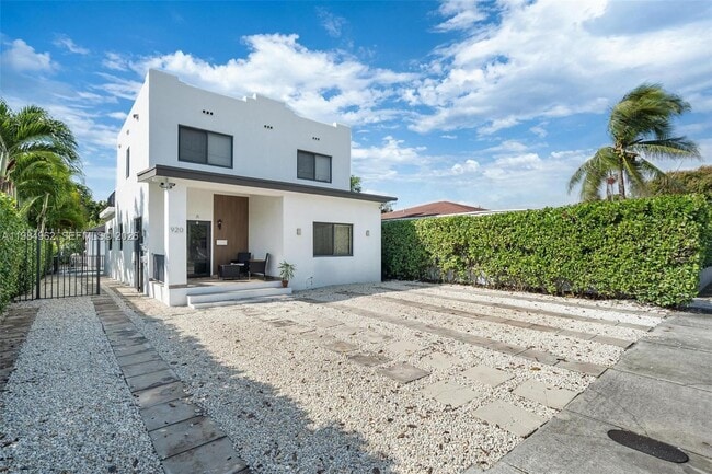 Building Photo - 920 SW 9th St