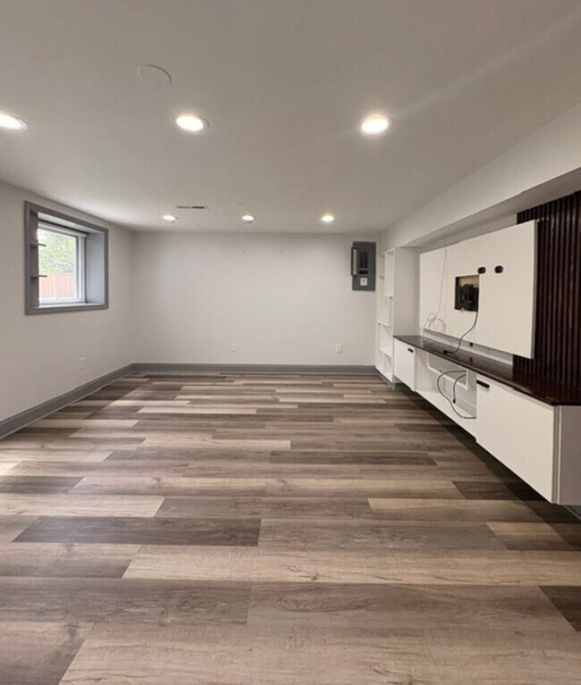 Building Photo - 9714 Admiralty Dr