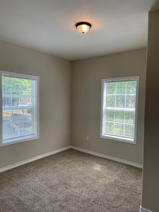 Building Photo - 2307 Reuter Ave