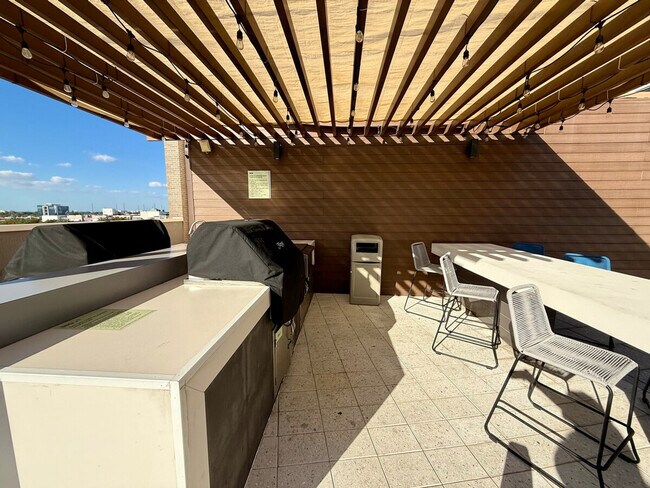 Building Photo - 139 NE 32nd St