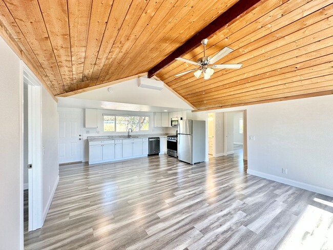 Building Photo - Wonderful & Freshly Remodeled, Spacious Si...