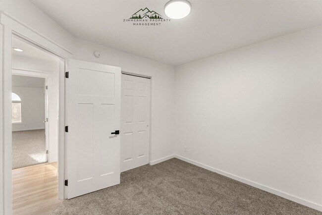 Building Photo - 4 bedroom 2.5 bathroom home with Panoramic views!