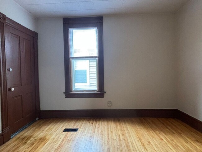 Building Photo - 375 Erie St
