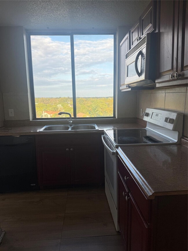 Building Photo - 4222 Inverrary Blvd