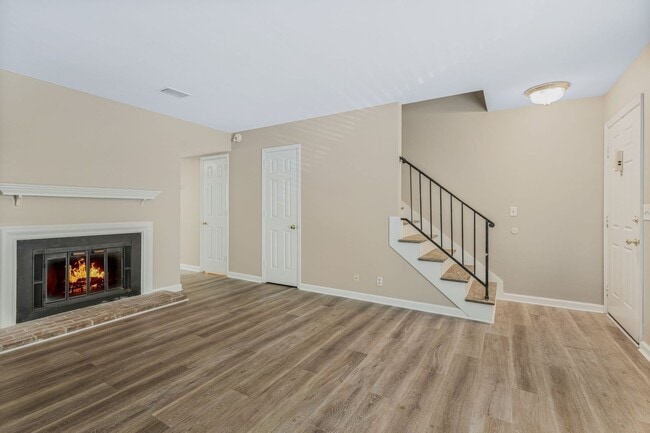Building Photo - Convenient Brentwood Condo