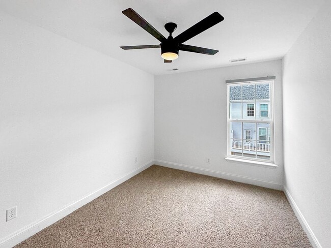 Building Photo - Breathtaking Townhome in Cosby Village!