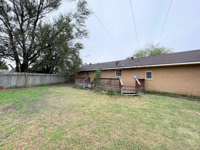 Building Photo - 2 bed brick home outside town