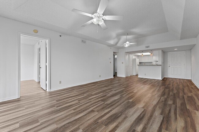 Building Photo - 700 Uno Lago Dr