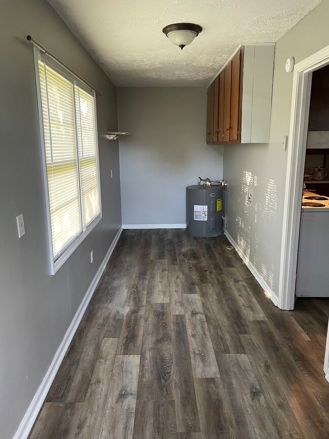 Building Photo - 3 bedroom 1 bath brick home in the country...