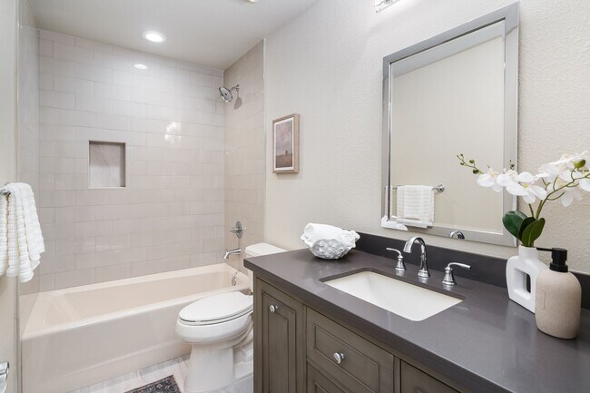 Building Photo - 4 Bed 3.5 Bath In Round Hill Estates North