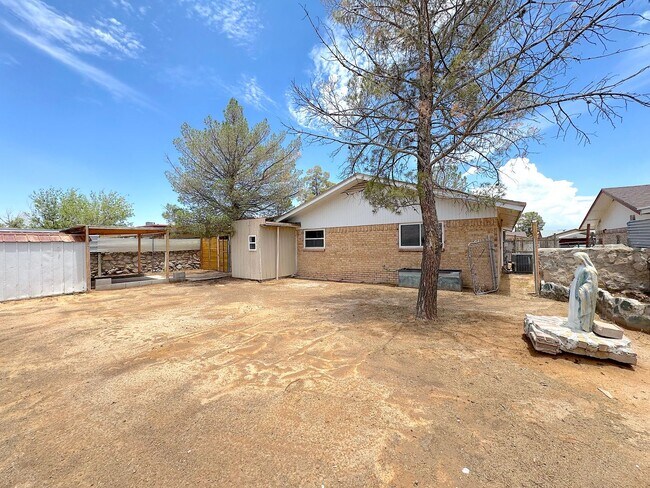 Building Photo - Northeast El Paso 4bed/3bath Refrig A/C w/...